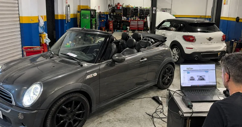 MINI junto a un ordenador con software de diagnóstico